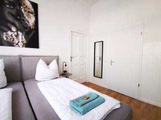 Conrad-B by ROCKCHAIR Apartments l SUPERHOST Status l Super Flat, 3 Bedrooms 2 Bathrooms welcomes you! - 0