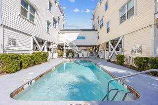 Ocean Breeze Getaway with Pool, Game Room & Decks by myBeach Vacation Rentals - Myrtle Beach - 7