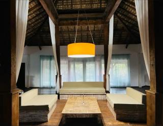 Spacious Balinese-style villa - 4