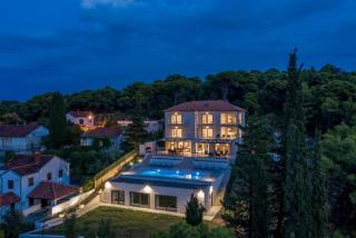 Villa with pool in a beautiful bay on island Hvar - Vrboska - 0