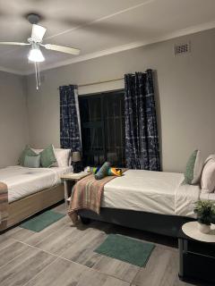 BlueHive guesthouse - Port Edward - 6