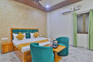 4Everstays by Ramayan Premium Suites Ultra Luxury Rooms & Restaurant With Free Parking And Free Wifi !! Best Family Preferred Hotel - Ayodhya - 0