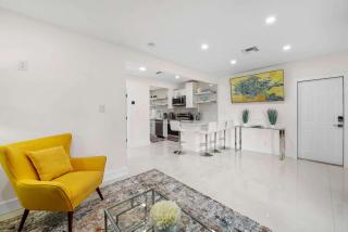 Uhost AI - Stylish Apartment Steps from Beach - Fort Lauderdale - 2