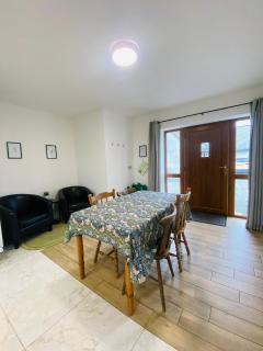 Robins Cottage - - 5
