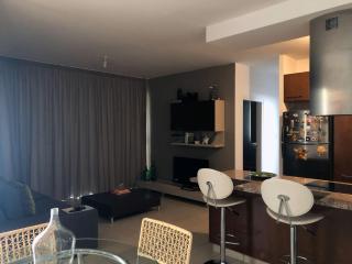 Central Lakatamia 2BR, Cozy Stay Near Nicosia Mall & Highway - - 4