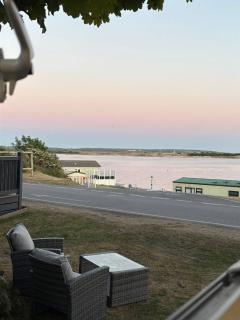 Lush Lake View - 0