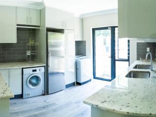 Bella Casa Luxury 2-Bedroom Apartment - Durbanville - 8