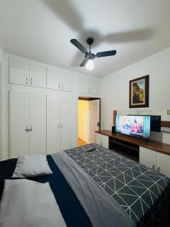 APMARAVILHOSO QUARTO e SALA LEBLON Recém REFORMADO ACEITO 5 pessoas NA ATAULFO DE PAIVA - 8