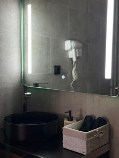 Joannas Airport Luxury Rooms - 1