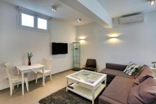 Helios Studios & Apartments - 7