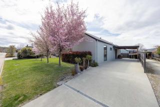 Mountain views in Meadowstone - Wanaka - 1