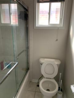 Upstairs Single Bedroom shared Kitchen & Bathroom - Brampton - 3