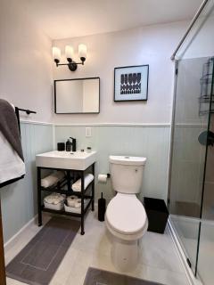 Modern 3BR Home Near WashU and Hospitals with Parking - University City - 2