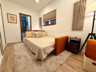 Modern 3BR Home Near WashU and Hospitals with Parking - University City - 1