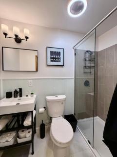 Modern 3BR Home Near WashU and Hospitals with Parking - University City - 3