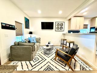 Modern 3BR Home Near WashU and Hospitals with Parking - University City - 0