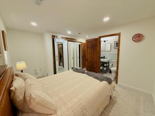 Modern 3BR Home Near WashU and Hospitals with Parking - University City - 5