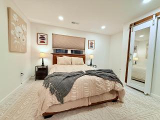 Modern 3BR Home Near WashU and Hospitals with Parking - University City - 6