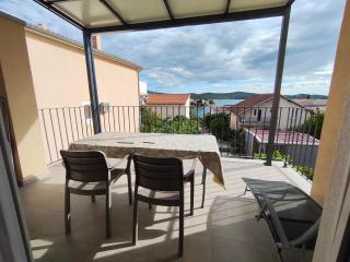Spacious 2-bedroom apartment with terrace sea view - Žaborić - 0