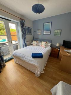 Choice of One double bedroom with a comfy double bed and private en suite for solo travellers or couples ,or alternatively book two double bedrooms for families or friends - Paddock Wood - 9