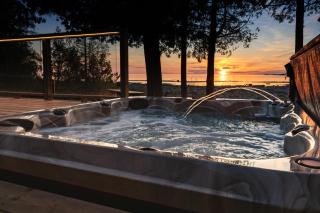 300ft Modern Luxury Lakefront Hot Tub Steam Bath - Miller Lake - 8
