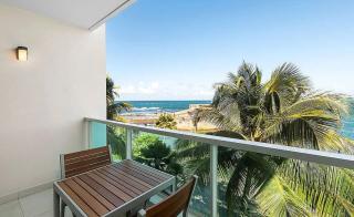 Oceanview Sub Penthouse, Walk to Beach & Pool - 7