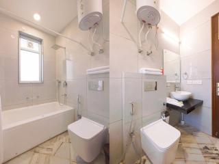 Tranquil 2BR Oasis with Balcony & Bathtub - Gurgaon - 2