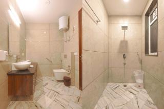 Tranquil 2BR Oasis with Balcony & Bathtub - Gurgaon - 1