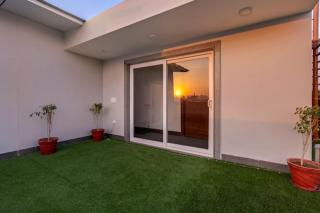 Penthouse With Jacuzzi Garden & Extra Room Pets OK - Gurgaon - 2