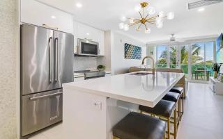Oceanview Sub Penthouse, Walk to Beach & Pool - 8