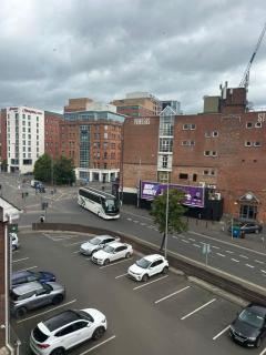 Large 2 bed 2 bathroom city center apartment with free underground parking - Belfast - 1