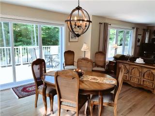 Cozy Stay with Balcony, BBQ & Trails, Near Lake Lyster - Coaticook - 3