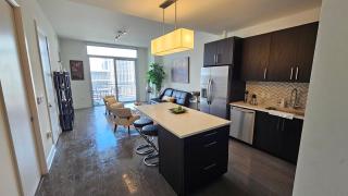 Luxury Highrise in Midtown - Skyline Views and Chic Decor - Houston - 3