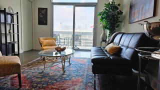 Luxury Highrise in Midtown - Skyline Views and Chic Decor - Houston - 1