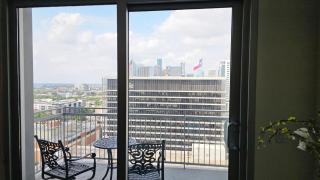 Luxury Highrise in Midtown - Skyline Views and Chic Decor - Houston - 5