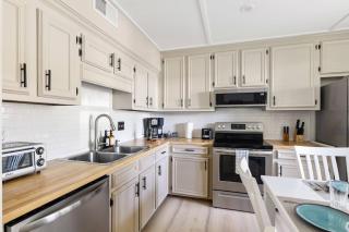 Renovated 3BR -Sleeps 8 - Grill, Beach, Dining, Downtown Fun - Charleston - 2