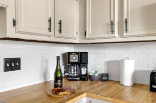 Renovated 3BR -Sleeps 8 - Grill, Beach, Dining, Downtown Fun - Charleston - 1
