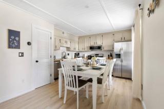 Renovated 3BR -Sleeps 8 - Grill, Beach, Dining, Downtown Fun - Charleston - 4