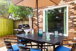 Renovated 3BR -Sleeps 8 - Grill, Beach, Dining, Downtown Fun - Charleston - 6