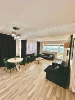 Summerland-Mamaia Beautiful Penthouse - 1