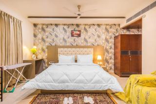 Penthouse with Jacuzzi steam bath &foot massage - Gurgaon - 2