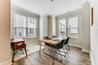 2 Mi to Uptown Charlotte Townhome with Balconies! - Charlotte - 5