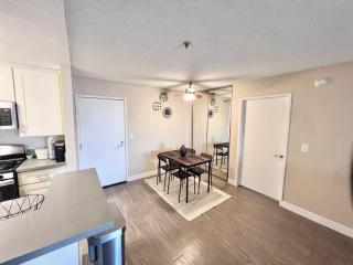 Hollywood Two bedroom & FREE Two parking spots apartment - 4