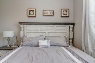 Executive Apartment Smart home, King Bed, Pool and Gym, Cute Back Yard - 5