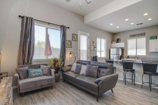 Executive Apartment Smart home, King Bed, Pool and Gym, Cute Back Yard - 0