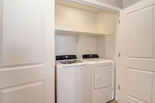 Executive Apartment Smart home, King Bed, Pool and Gym, Cute Back Yard - 6