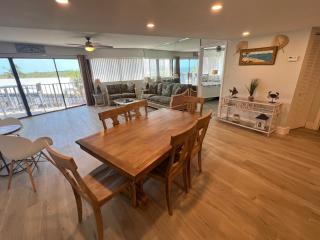 LICENSED MGR - MODERN OCEANFRONT CONDO! BEAUTIFUL OCEAN VIEWS! BEACH RESORT! 2 KING BEDs! - Key Largo - 2