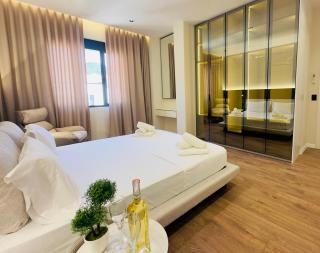 Seafront Penthouse with Sunset Views & Jacuzzi - 9