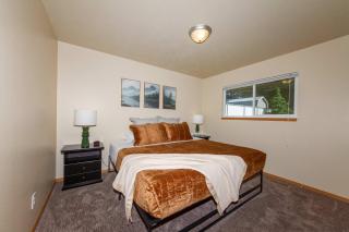Spacious 3BR Family Retreat w Fire Pit BBQ Smart TVs & More - Spokane Valley - 7