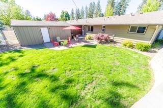 Spacious 3BR Family Retreat w Fire Pit BBQ Smart TVs & More - Spokane Valley - 3
